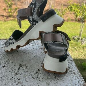 Sorel Kinetic Sandals size 7 2.75 heel gently used